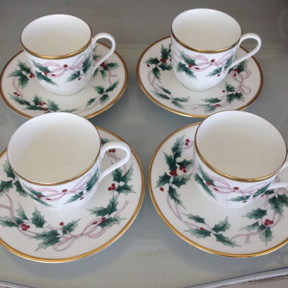 Set of 4 Mikasa Bone China Ribbon Holly Tea/Coffee Cups and Saucers Gold Accent - Picture 2 of 5